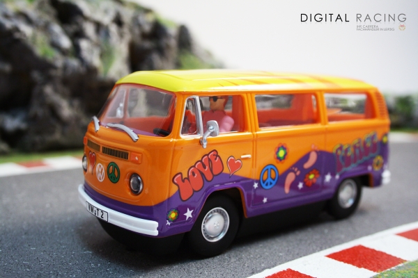 Carrera Digital 132 VW Bus T2b &quote;Peace and Love&quote;