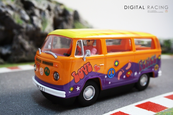 Carrera Digital 132 VW Bus T2b Peace and Love