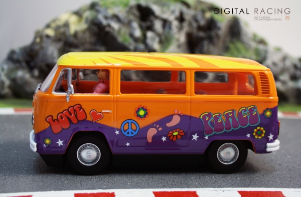 Carrera Digital 132 VW Bus T2b &quote;Peace and Love&quote;
