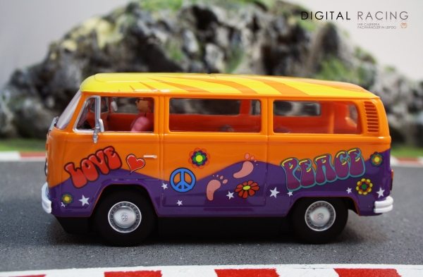 Carrera Digital 132 VW Bus T2b Peace and Love