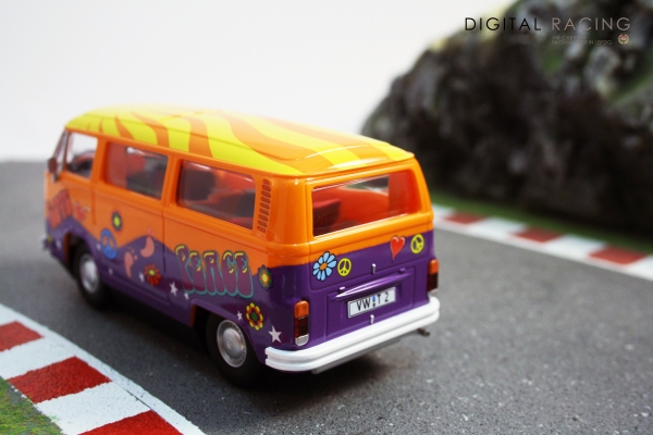 Carrera Digital 132 VW Bus T2b Peace and Love