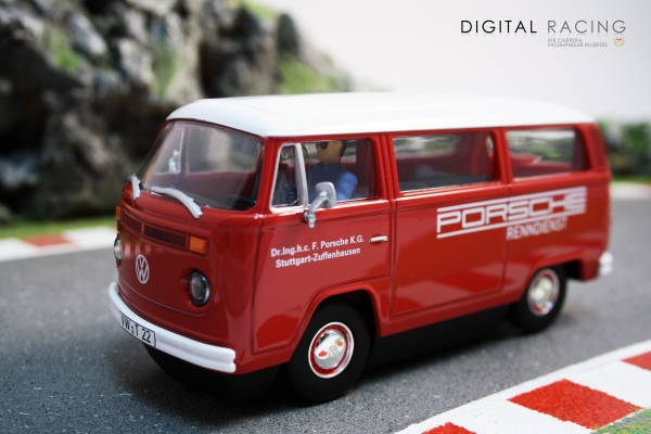 Carrera Digital 132 VW Bus T2b Porsche Renndienst