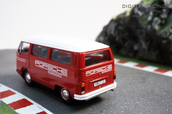 Carrera Digital 132 VW Bus T2b Porsche Renndienst